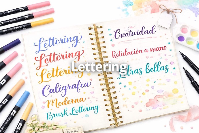 Materiales para lettering y caligrafía moderna con marcadores brush y libreta de práctica