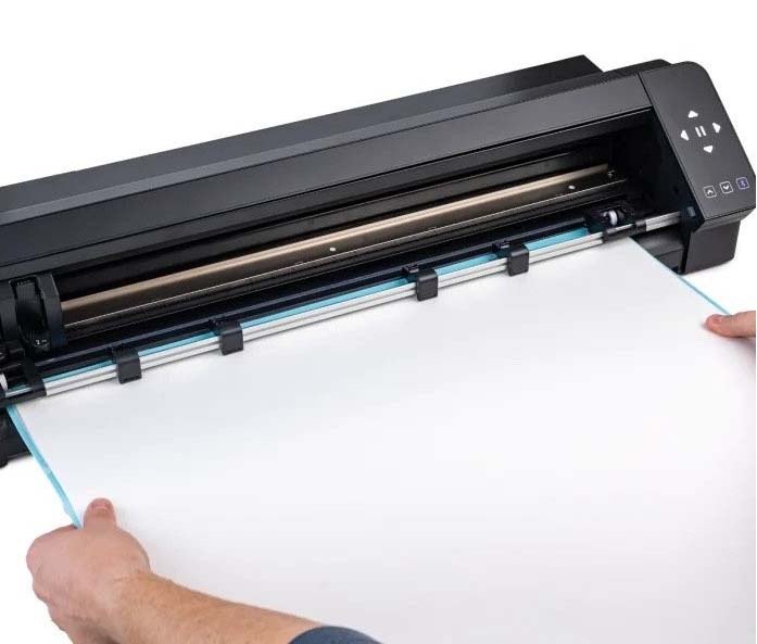 Silhouette Cameo Pro Maker II cargando tapete con material lista para cortar en Costa Rica