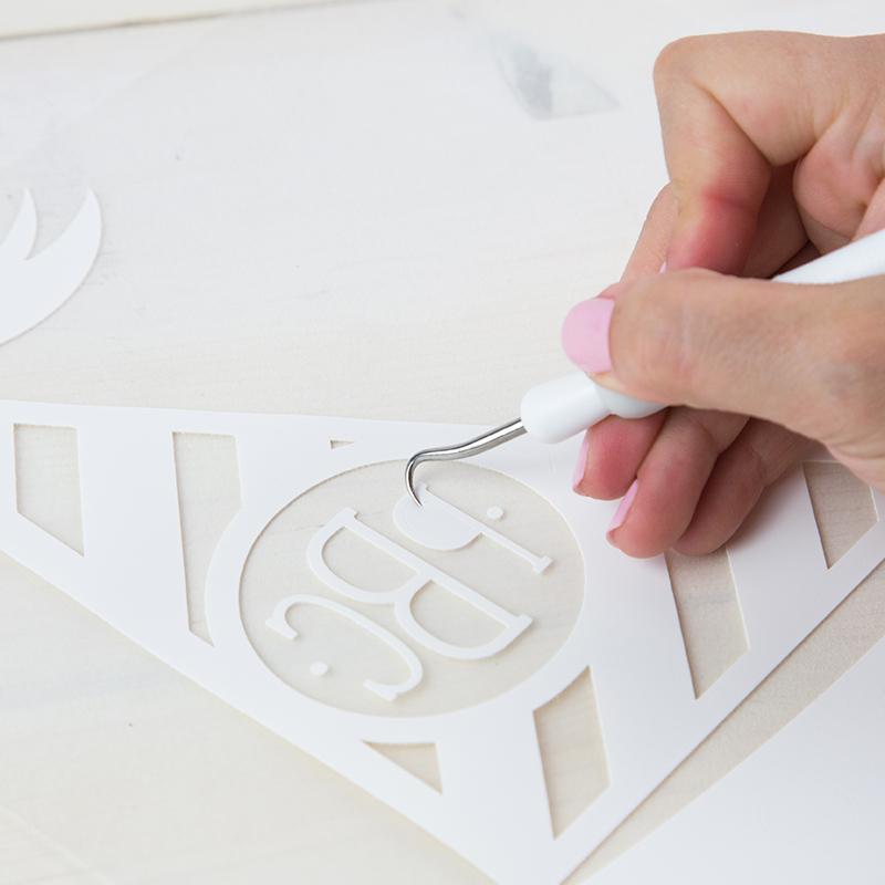 Depilar vinil termoadhesivo HTV cortado con Silhouette Cameo usando gancho