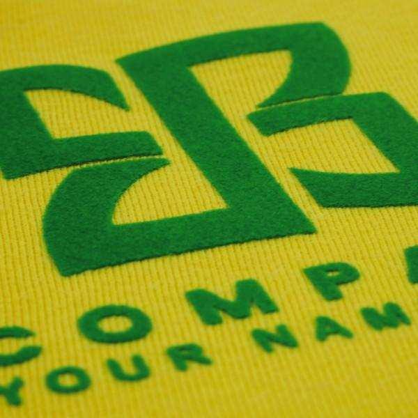 Vinil textil termoadhesivo HTV flock tipo gamuza aplicado en camiseta con textura aterciopelada para personalización de ropa en Costa Rica