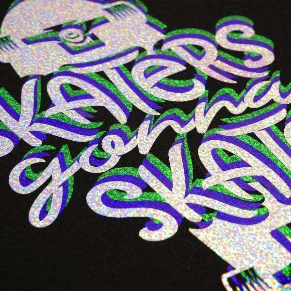 Vinil textil termoadhesivo HTV holográfico aplicado en camiseta con efecto multicolor para personalización de ropa en Costa Rica