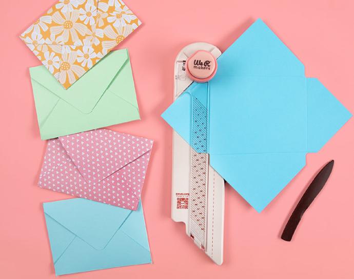 We R Envelope Punch Up con sobres de colores para crear sobres personalizados, tarjetas e invitaciones.