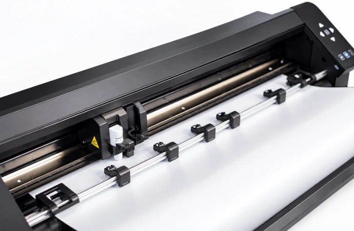 Sistema de corte de Silhouette Cameo Pro MK-II con cuchilla y rodillos ajustables para materiales de gran formato.