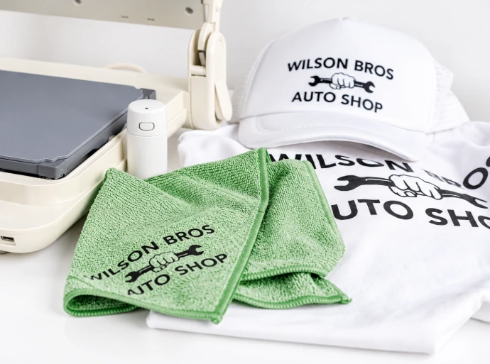 Camiseta, gorra y toalla personalizadas mediante estampado térmico junto a la plancha Silhouette Cloché.