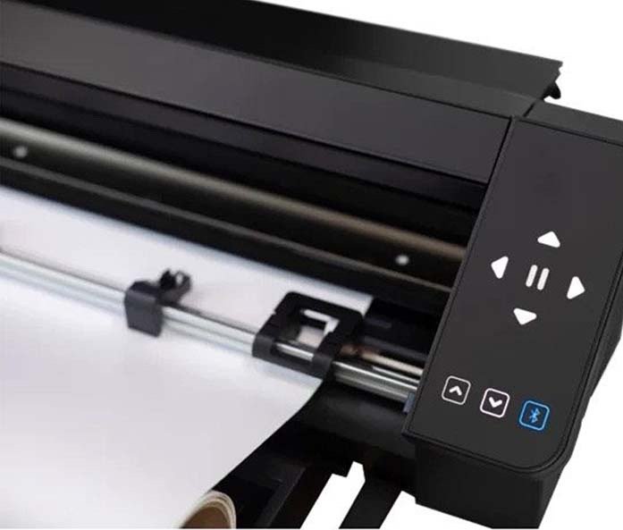 Panel de control táctil de la Silhouette Cameo Pro Maker II con botones de navegación y Bluetooth
